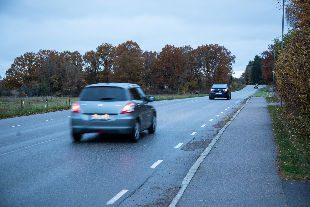 Cycle path with curb